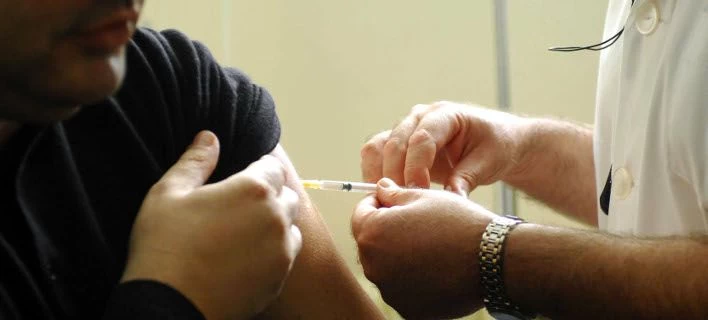 Καταγγελία στην Κρήτη: Νοσοκομειακοί γιατροί λένε σε ασθενείς να μην εμβολιαστούν για τη γρίπη (βίντεο)